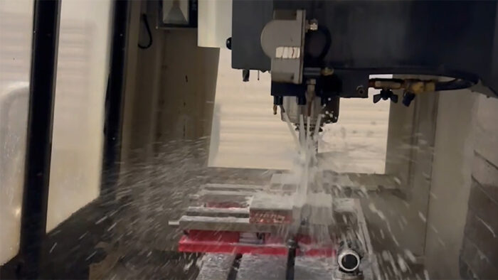 vertical milling cnc machine spraying water